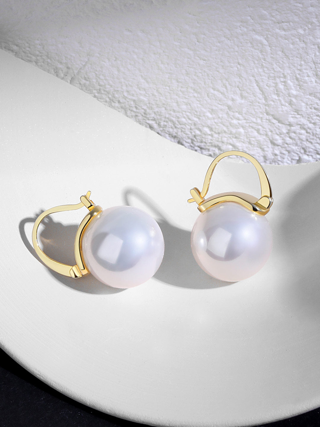 Minimalist Shell Pearl Hoops E0374