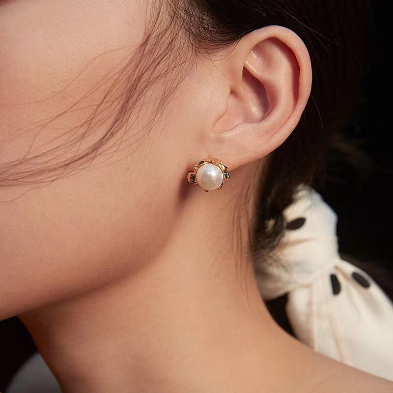 Simple Baroque Pearl Stud Earrings E0645